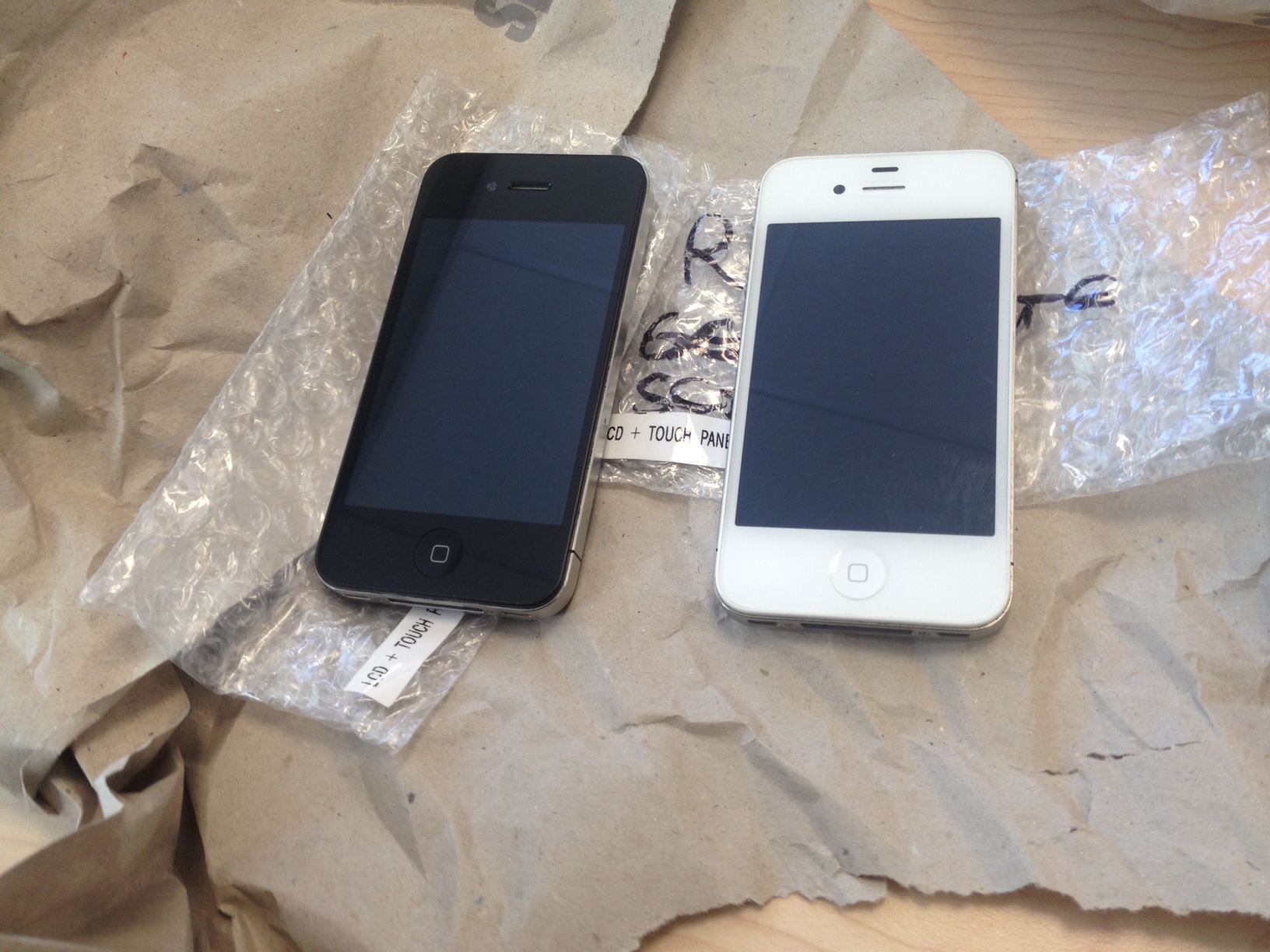 reparierte iPhones 4 und 4S beim Auspacken